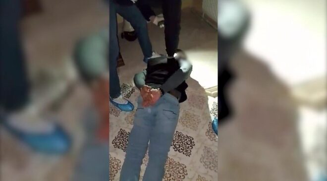 Kars’ta 8 Ayrı Suçtan Aranan Firari Hükümlü Baza Altında Yakalandı