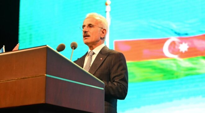 Ulaştırma ve Altyapı Bakanı Uraloğlu, Azerbaycan Cumhuriyeti Bağımsızlık ve Silahlı Kuvvetler Günü Programına Katıldı