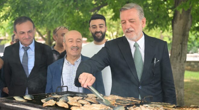 Bursa Balık Festivali’ne Yoğun İlgi: 3 Bin Balık Ekmek İkram Edildi