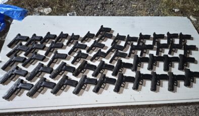 İstanbul’da Kaçak Silah Operasyonu: Toprağa Gömülü Ve Kompresör Tankında 20 Tabanca Ele Geçirildi