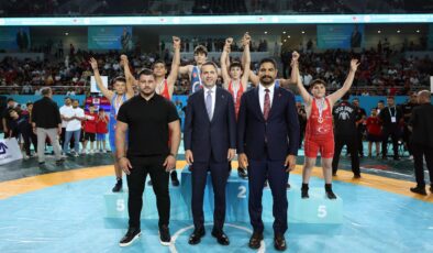 Bakan Bayraktar Ankara’da Minik Pehlivanlarla Bir Araya Geldi