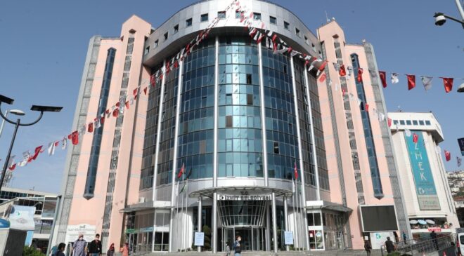 İzmit Belediyesi’ne Yönelik Operasyonda Gözaltına Alınan Şüpheliler Sağlık Kontrolünden Geçirildi