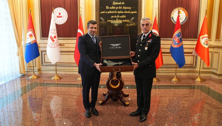 Selçuk Bayraktar’dan Jandarma ve Sahil Güvenlik Akademisine Anlamlı AKINCI Hediyesi