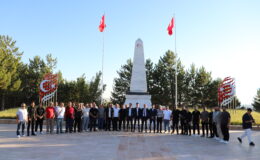 Sivas’ta “çerçeve yasa” tepkisi: Şehitliklere karanfil bıraktılar
