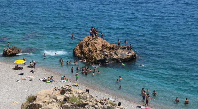 Antalya’da Sıcak Hava Sahillere Akın Ettirdi: Hissedilen Sıcaklık 40 Dereceyi Aştı