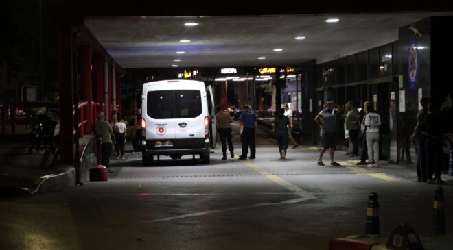 İzmir’de Motosiklet Bariyerlere Çarptı: 1 Ölü, 1 Ağır Yaralı