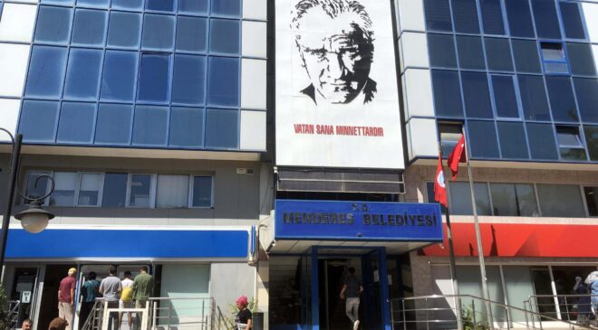 İzmir’de Menderes Belediyesi’ne Operasyon: Başkan Çiçek Gözaltına Alındı