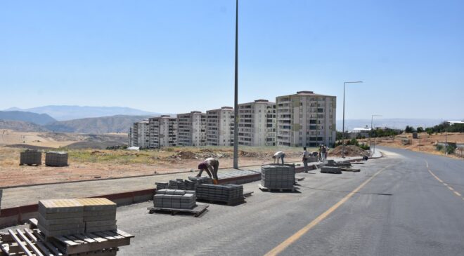 Siirt’te Kaldırım Çalışmaları Aralıksız Sürüyor: Mahalleler Modern Görünüme Kavuşuyor