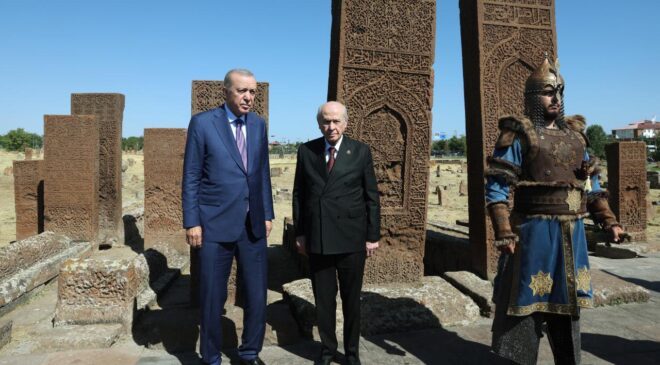 Cumhurbaşkanı Erdoğan Tarihi Selçuklu Meydan Mezarlığı’nı Ziyaret Etti