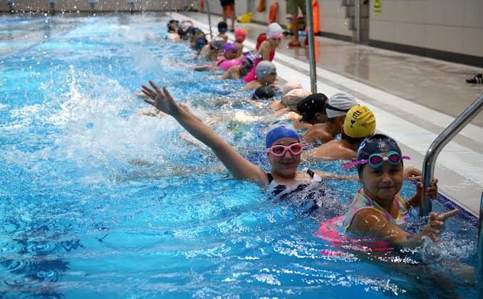 Yüzme havuzunda geleceğin sporcuları yetişiyor